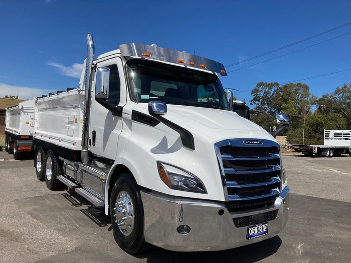 2024 Freightliner Cascadia 116 Tipper White