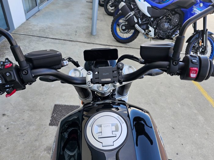 2025 BMW Motorrad R 12 Red