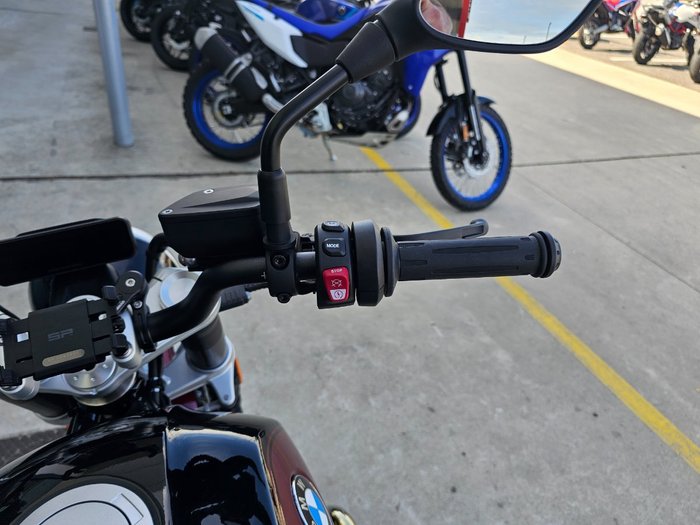 2025 BMW Motorrad R 12 Red