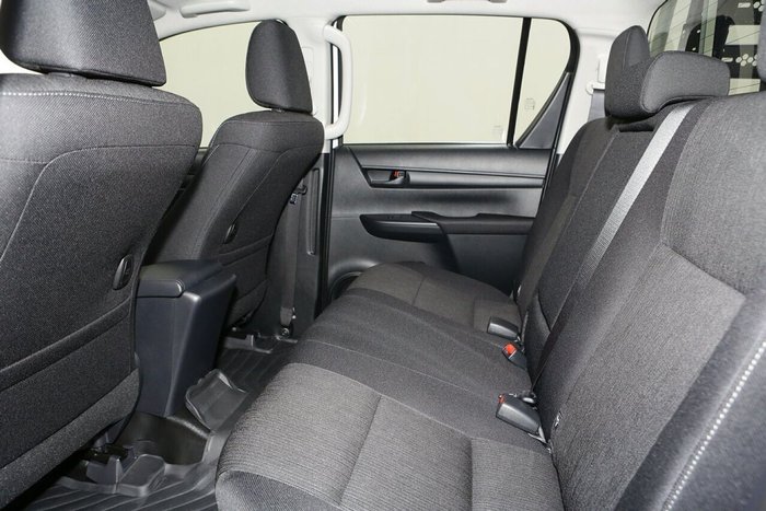 2025 Toyota Hilux SR