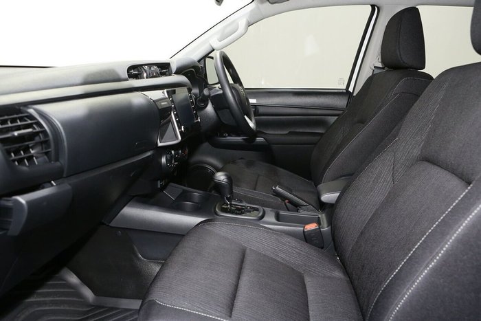 2025 Toyota Hilux SR