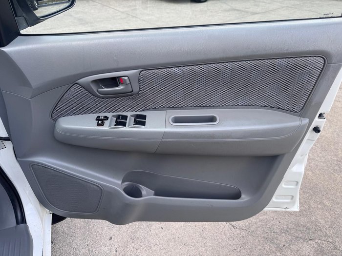 2009 Toyota Hilux SR GGN15R MY09 4x2 Glacier White