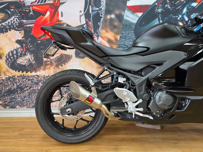 2025 Yamaha YZF-R3 Black