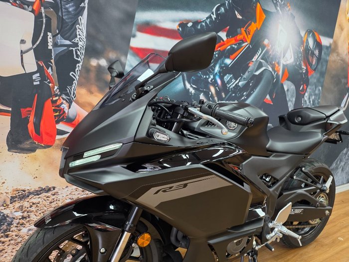 2025 Yamaha YZF-R3 Black