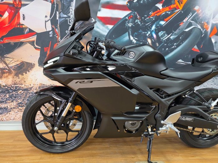 2025 Yamaha YZF-R3 Black