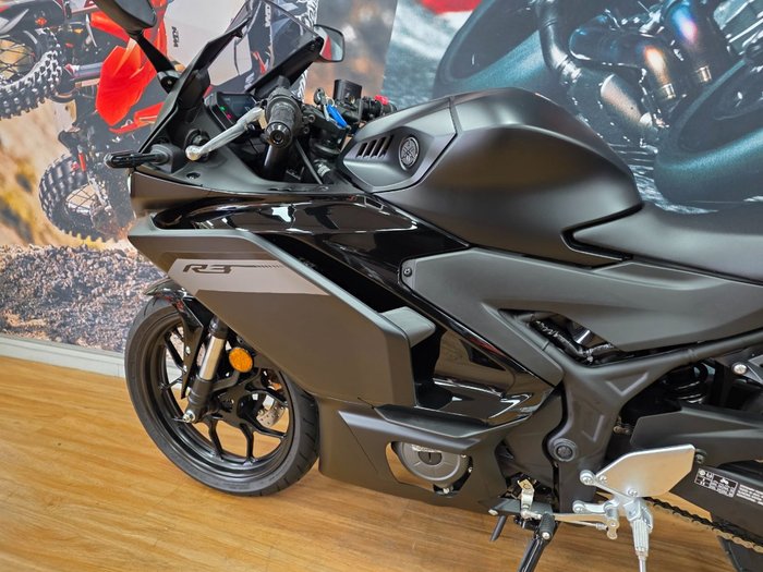 2025 Yamaha YZF-R3 Black