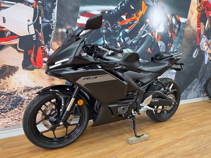 2025 Yamaha YZF-R3 Black