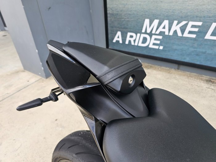 2023 Yamaha YZF-R7LA Black
