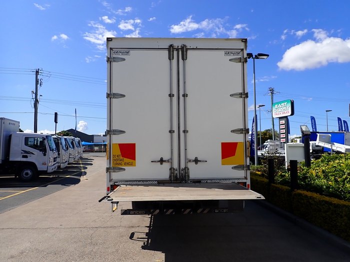 2017 ISUZU FRR 107-210 WHITE