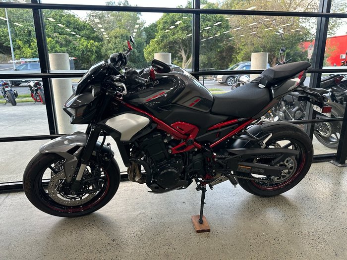 2025 Kawasaki Z900 (ZR900) BLACK