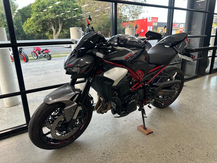 2025 Kawasaki Z900 (ZR900) BLACK