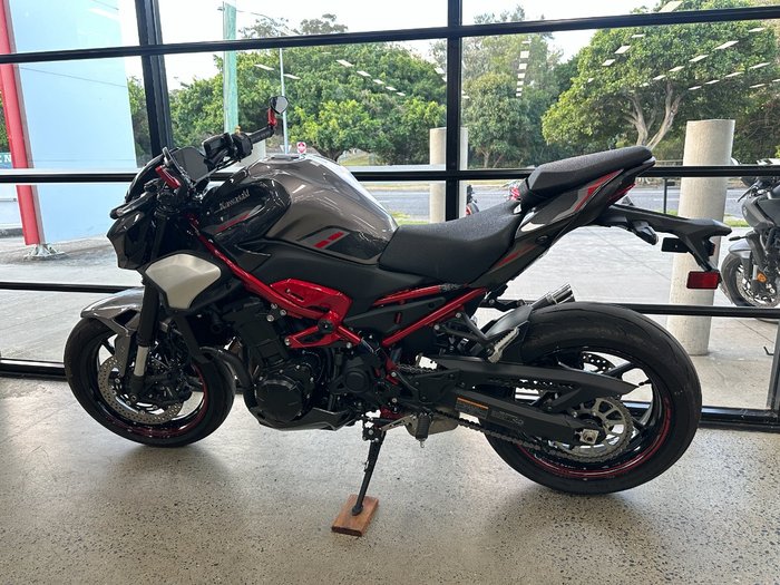 2025 Kawasaki Z900 (ZR900) BLACK