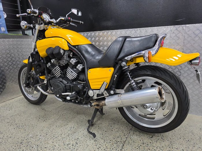 2006 Yamaha 2006 Yamaha 1200cc VMAX YELLOW