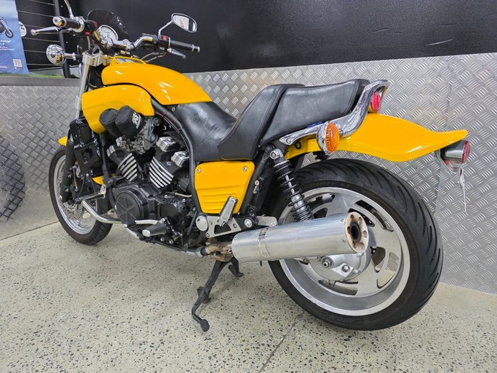 2006 Yamaha 2006 Yamaha 1200cc VMAX YELLOW
