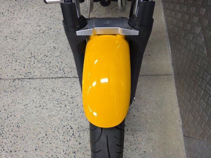 2006 Yamaha 2006 Yamaha 1200cc VMAX YELLOW