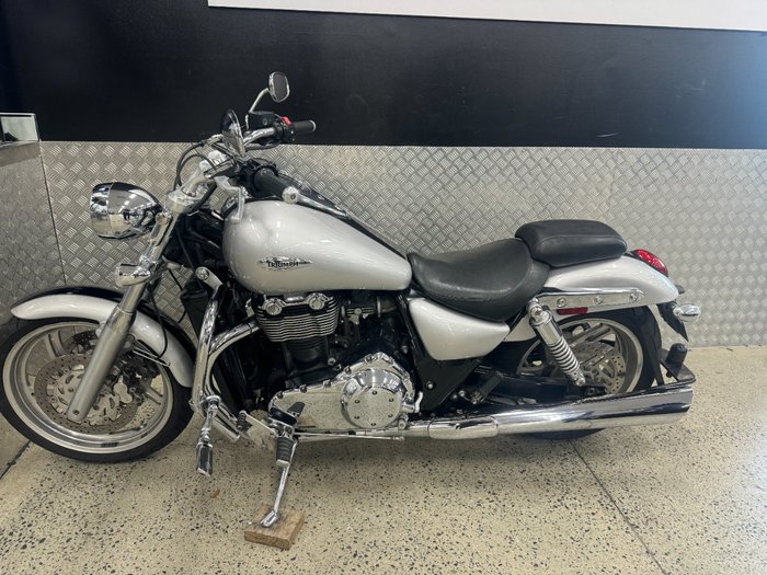 2010 Triumph THUNDERBIRD BLACK