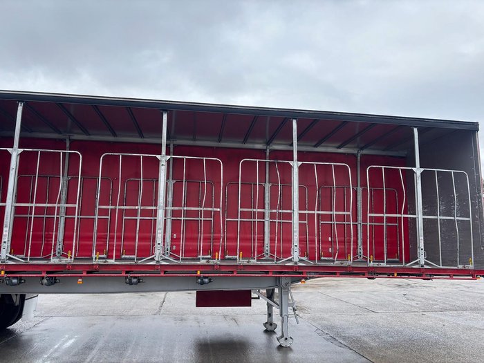 2015 Krueger 24P Straight Curtain Sider Red