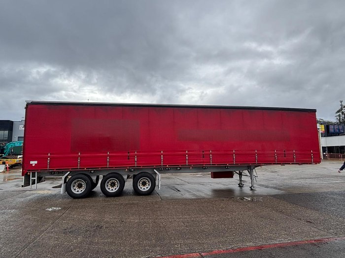 2015 Krueger 24P Straight Curtain Sider Red