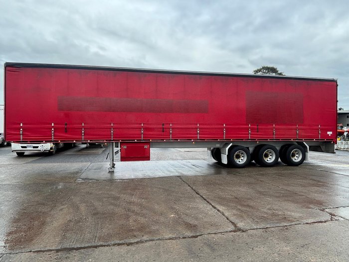 2015 Krueger 24P Straight Curtain Sider Red