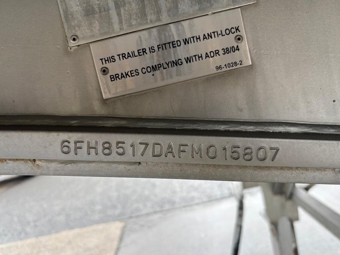 2015 Krueger 24P Straight Curtain Sider Red