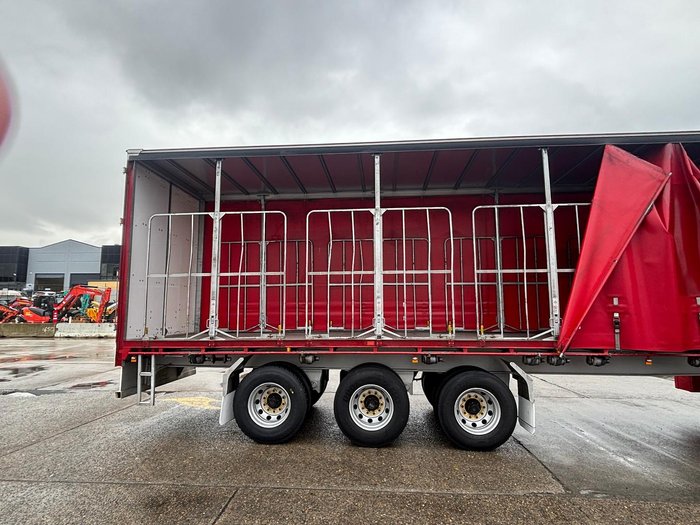 2015 Krueger 24P Straight Curtain Sider Red