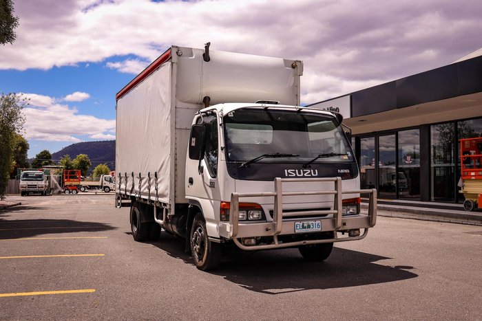 2000 Isuzu Npr 300 Medium