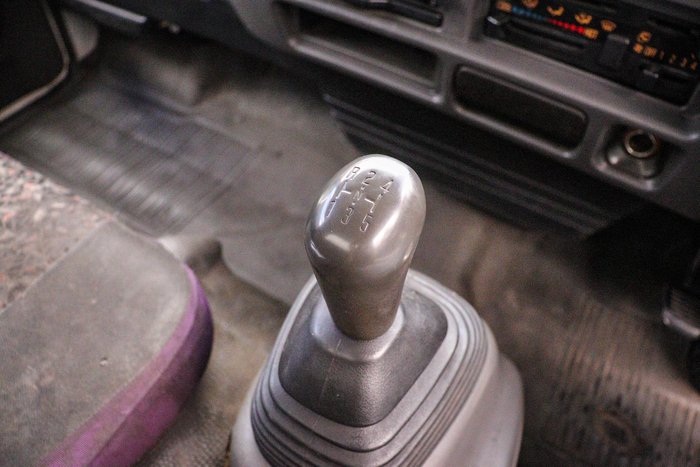 2000 Isuzu Npr 300 Medium