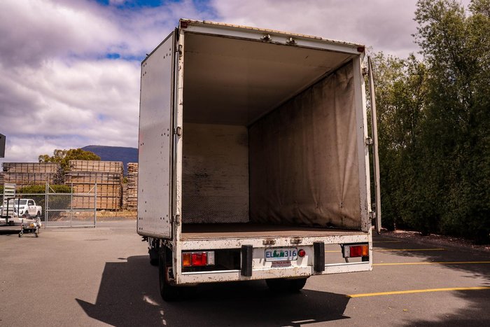 2000 Isuzu Npr 300 Medium