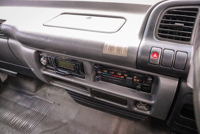 2000 Isuzu Npr 300 Medium