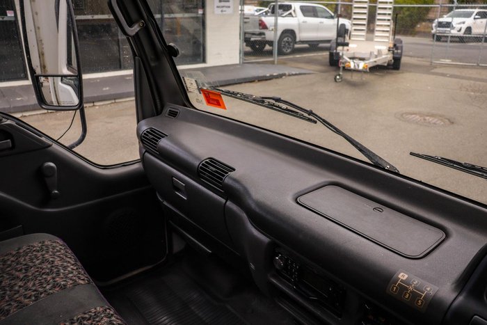 2000 Isuzu Npr 300 Medium