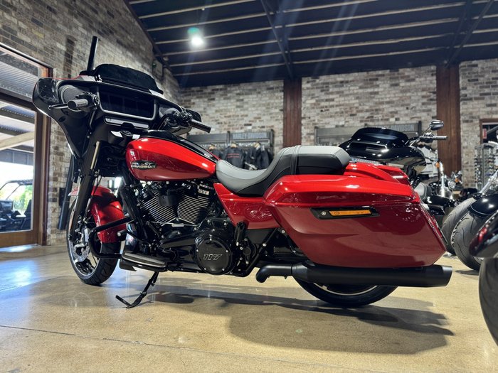 2025 HARLEY-DAVIDSON STREET GLIDE 117 (FLHX) ROAD RED