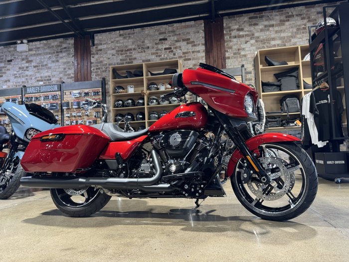 2025 HARLEY-DAVIDSON STREET GLIDE 117 (FLHX) ROAD RED