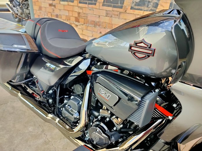 2025 HARLEY-DAVIDSON CVO ROAD GLIDE 121 (FLTRXSE) ROAD RAVEN FADE