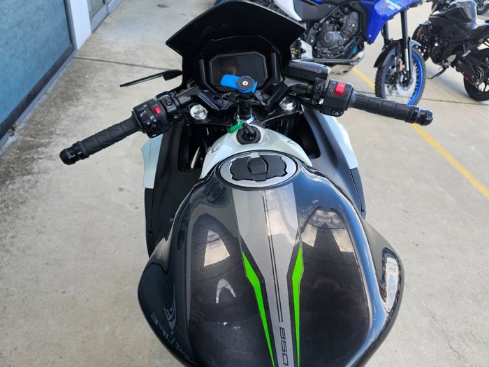2022 Kawasaki NINJA 650L White