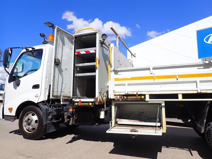 2015 HINO DUTRO 917 WHITE