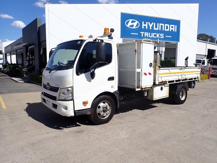 2015 HINO DUTRO 917 WHITE