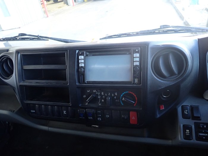 2015 HINO DUTRO 917 WHITE