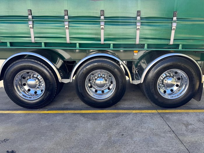 2011 Maxitrans St3 22 Pallet Refrigerated Curtain Sider