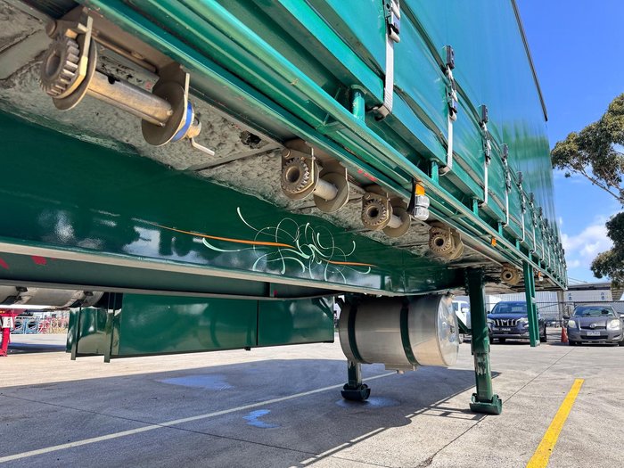 2011 Maxitrans St3 22 Pallet Refrigerated Curtain Sider