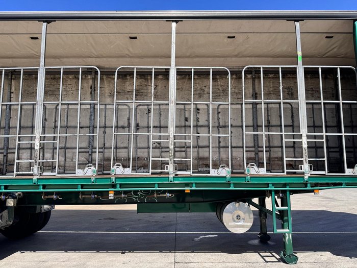 2011 Maxitrans St3 22 Pallet Refrigerated Curtain Sider