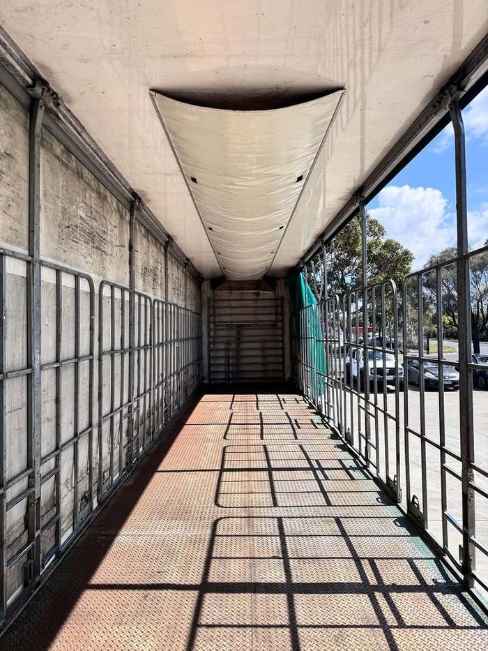 2011 Maxitrans St3 22 Pallet Refrigerated Curtain Sider