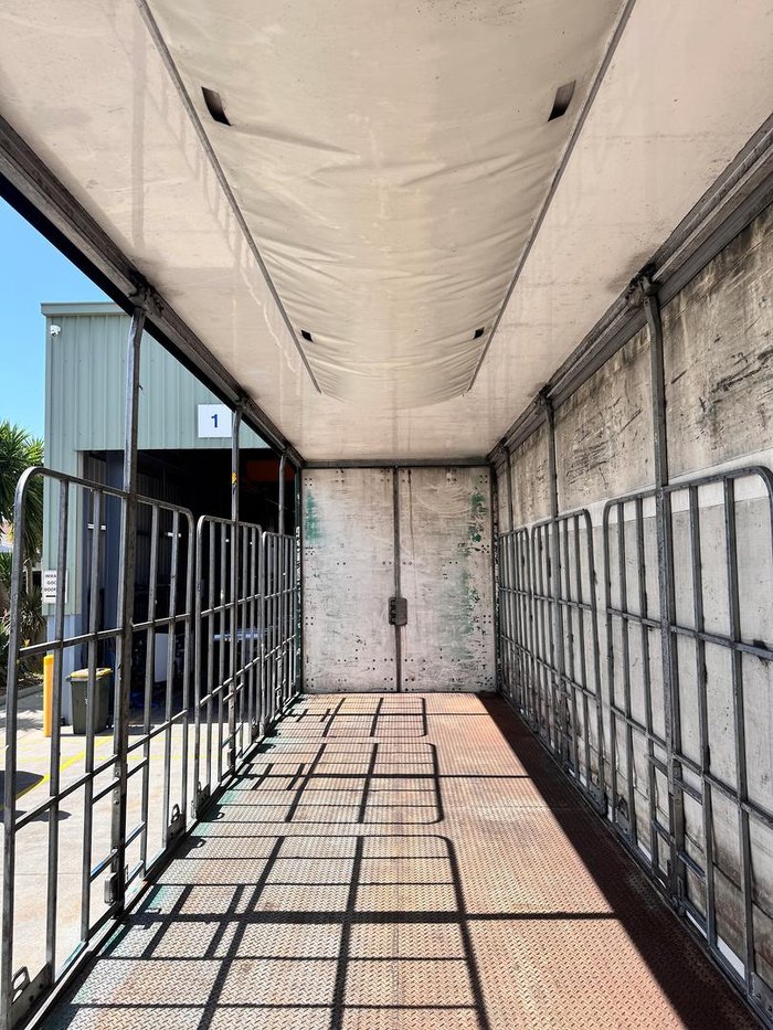 2011 Maxitrans St3 22 Pallet Refrigerated Curtain Sider