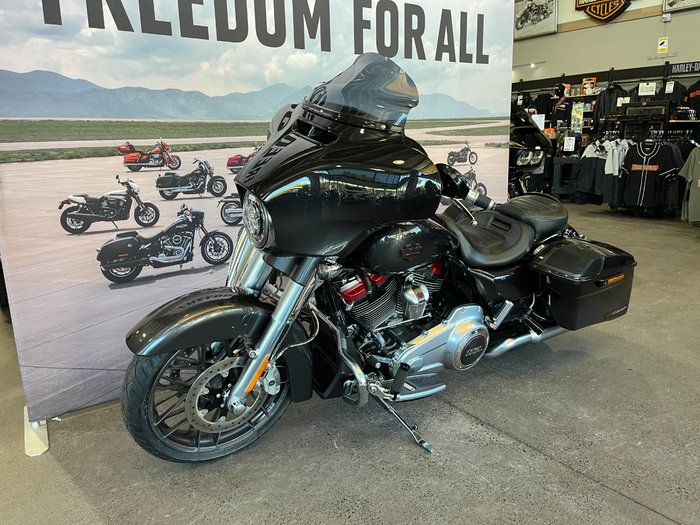 2020 Harley-davidson FLHXSE CVO STREET GLIDE Black Stardust Fade
