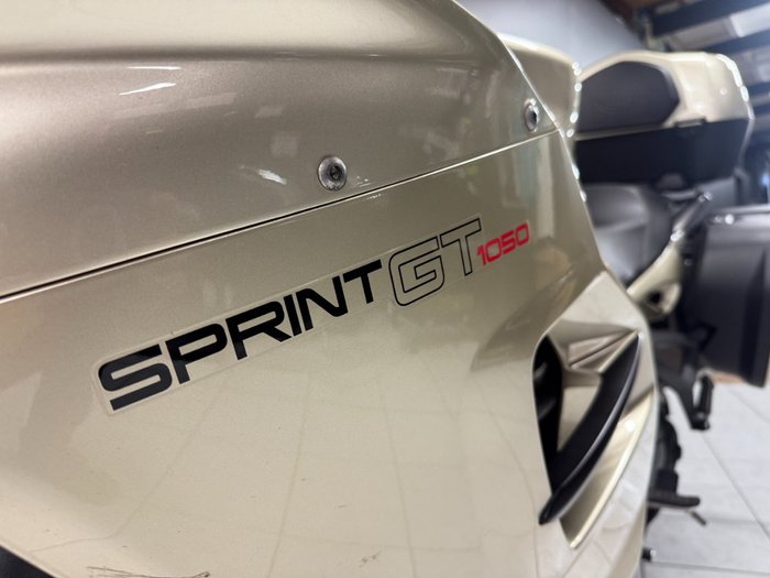 2014 TRIUMPH SPRINT GT Gold