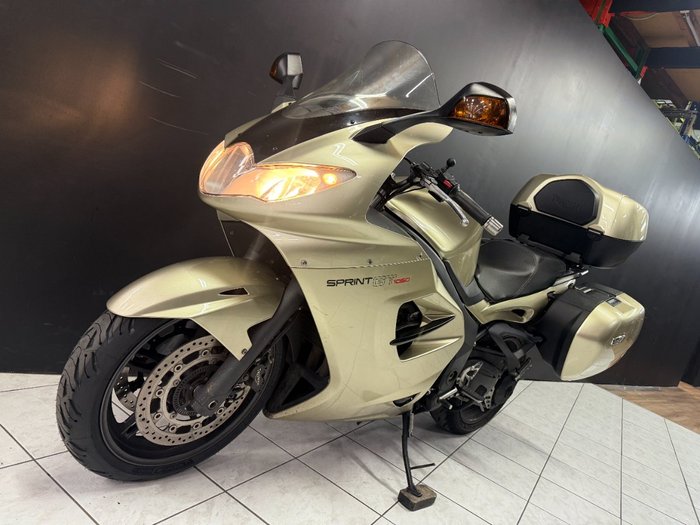 2014 TRIUMPH SPRINT GT Gold