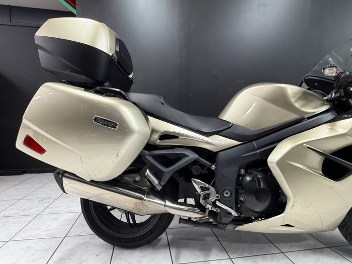 2014 TRIUMPH SPRINT GT Gold