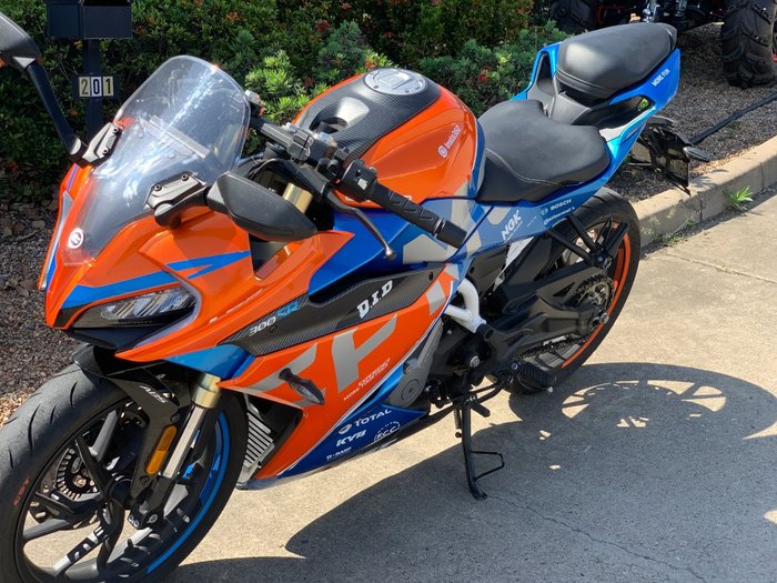 2023 CFMOTO 300 SR ABS LAVA ORANGE