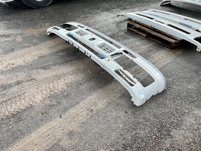 2024 Izuzu bumper bars WHITE