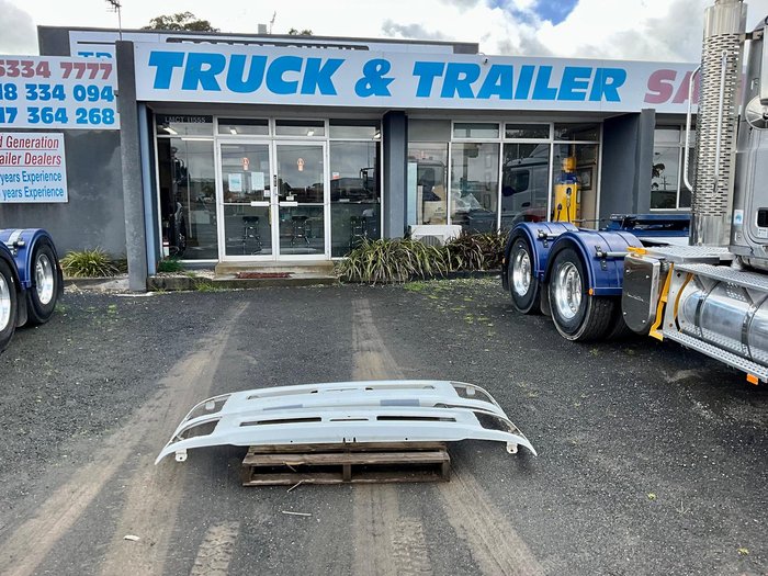 2024 Izuzu bumper bars WHITE