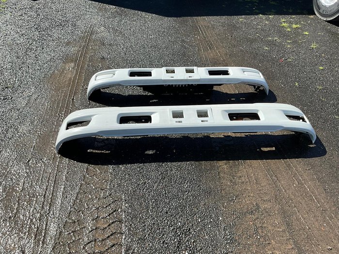 2024 Izuzu bumper bars WHITE